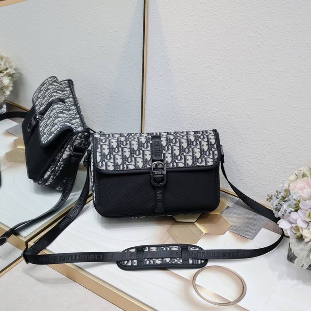 Large size with box This Dior 8 handbag comes with a shoulder strap. It was newl