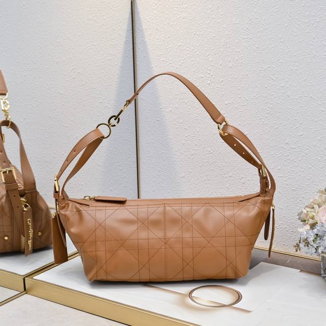 Large" Cd-M2417 This D-Journey handbag has a soft texture and a modern design th