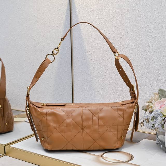 Small "Cd-M2416 This D-Journey handbag is soft in texture and reinterprets the d