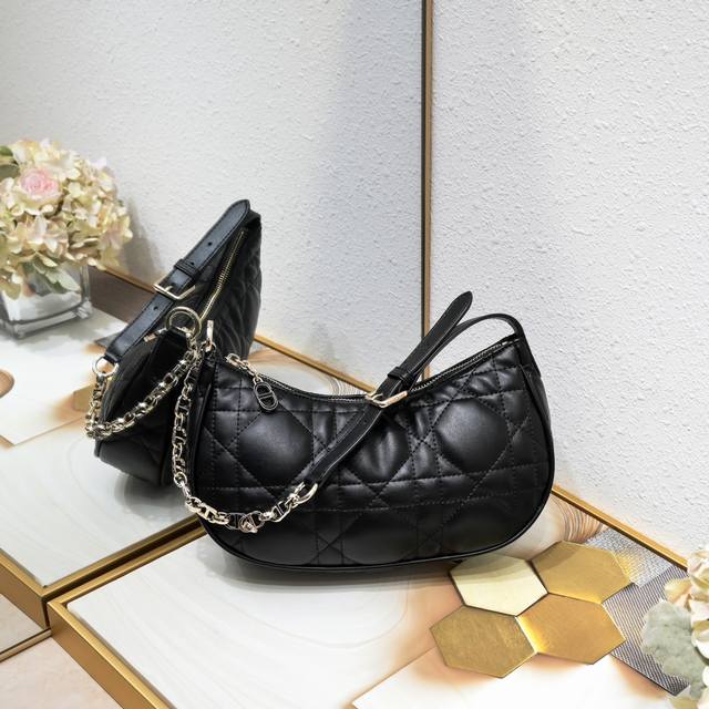 This Cd Lounge bag, a new arrival for Summer 2023, embodies Dior's modern aesthe