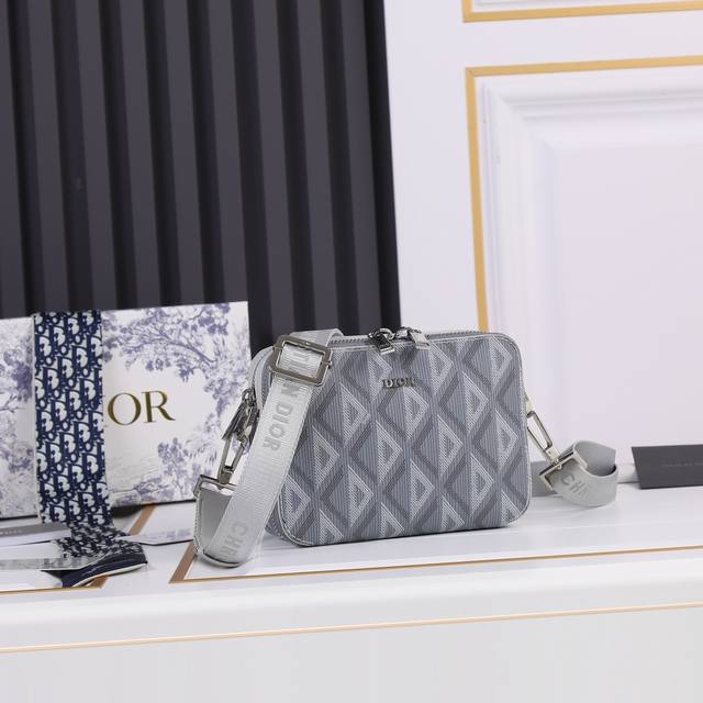 With box Di0R Oblique's latest double-layer zipper camera bag. The Oblique retro