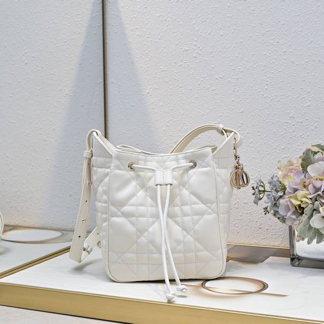 Small. D-bag This D-Motion handbag is a new product from the 2025 Winter Ready-t
