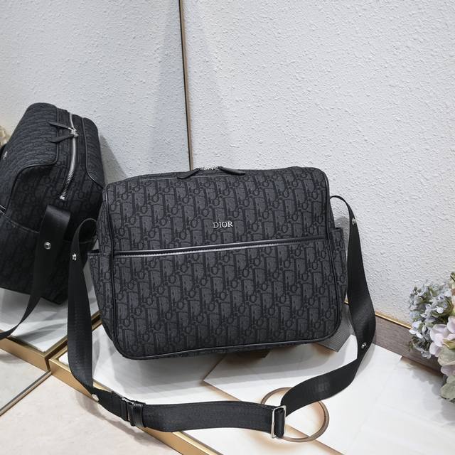 Dior Crossbody Bag, Top-Quality Original, This changing bag is crafted from icon