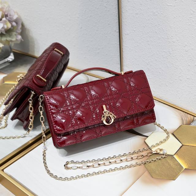 Model: Cd - Patent Leather Lady Dior Pearl Clutch with BoxNew this season, this
