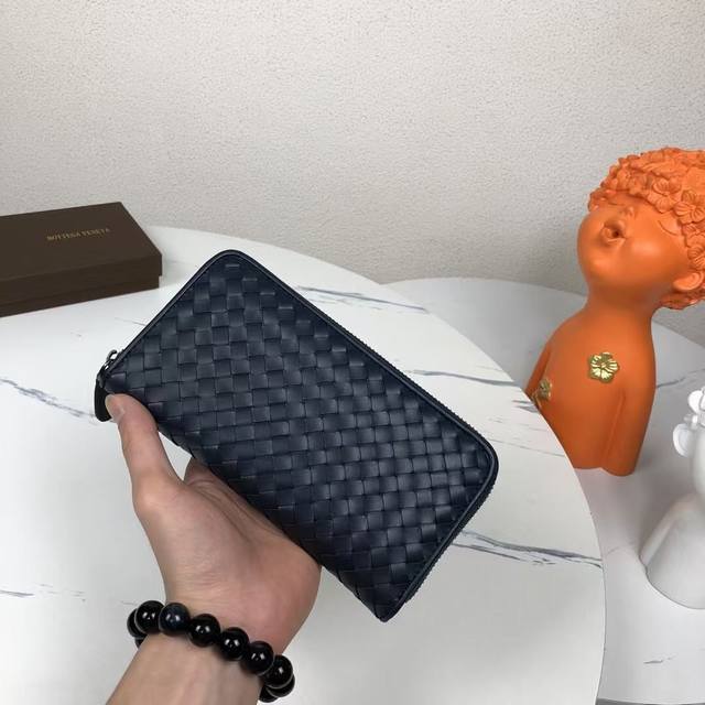 Bv Bottega Veneta uses imported waxed cowhide, which is purely hand-woven. The l