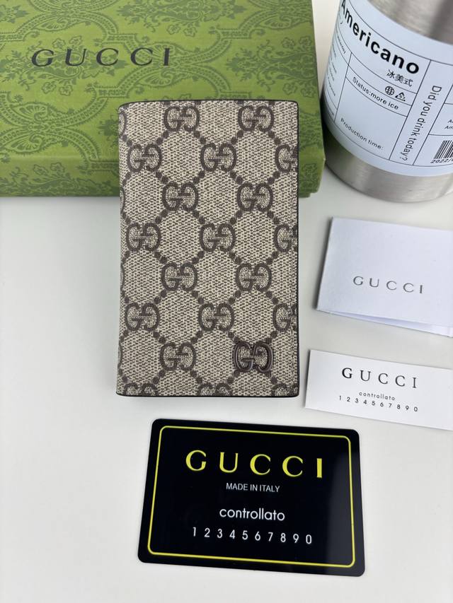 Guccl's iconic Gg details are cleverly combined with vibrant colors. This long