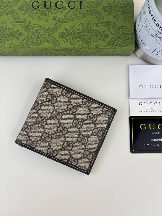 This simple short wallet from Guccl is crafted from brown Gg Supreme canvas wit