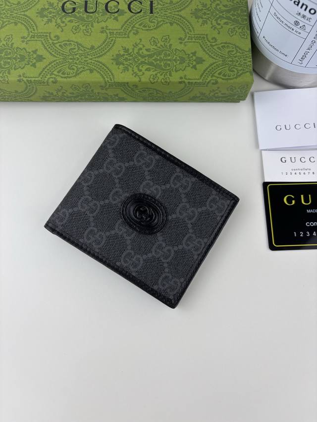 Guccl's sleek, elegant long wallet is crafted from black Gg Supreme canvas, acce