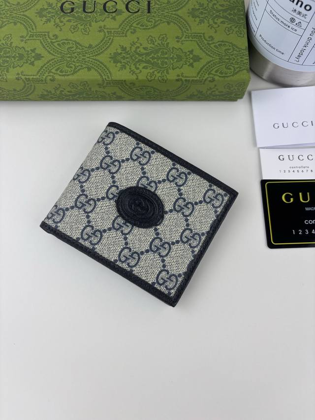 Guccl's sleek, elegant long wallet is crafted from blue Gg Supreme canvas, accen
