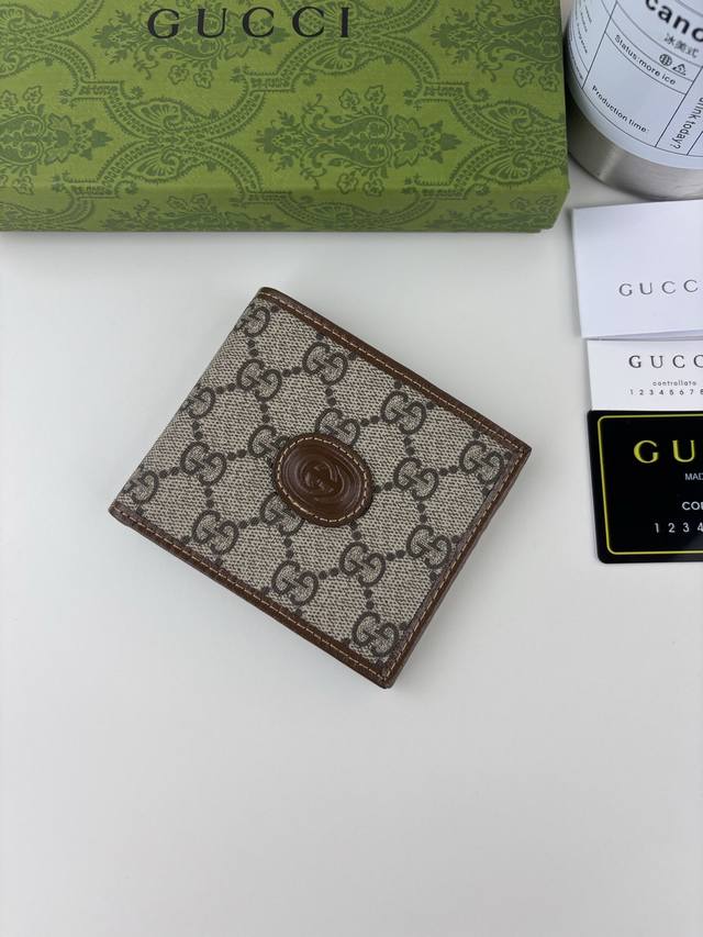 Guccl's sleek, elegant long wallet is crafted from brown Gg Supreme canvas, acce