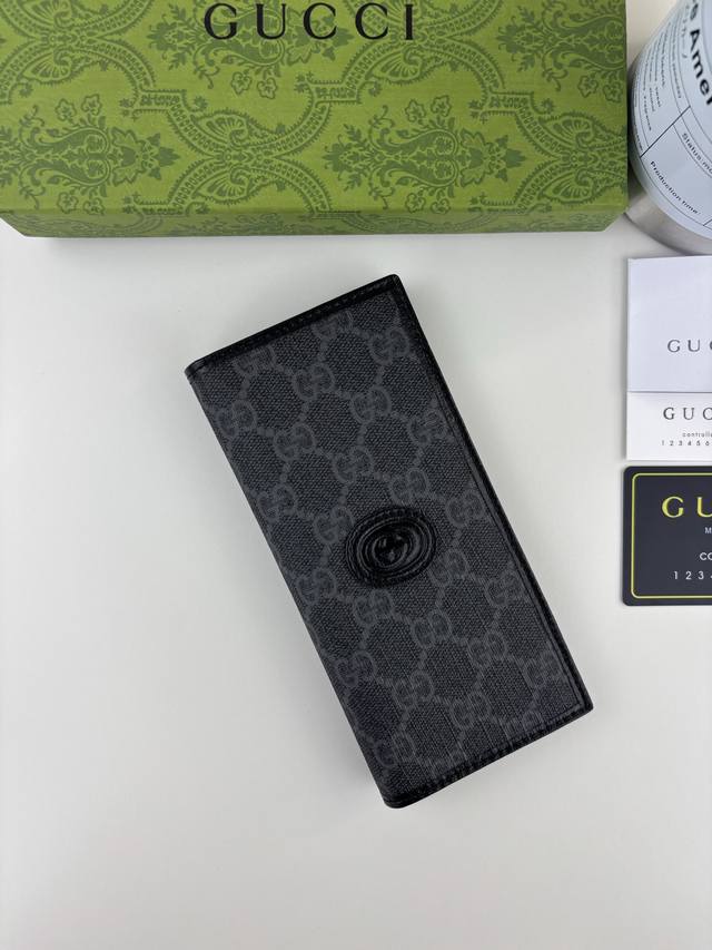 Guccl's sleek, elegant long wallet is crafted from black Gg Supreme canvas, acce