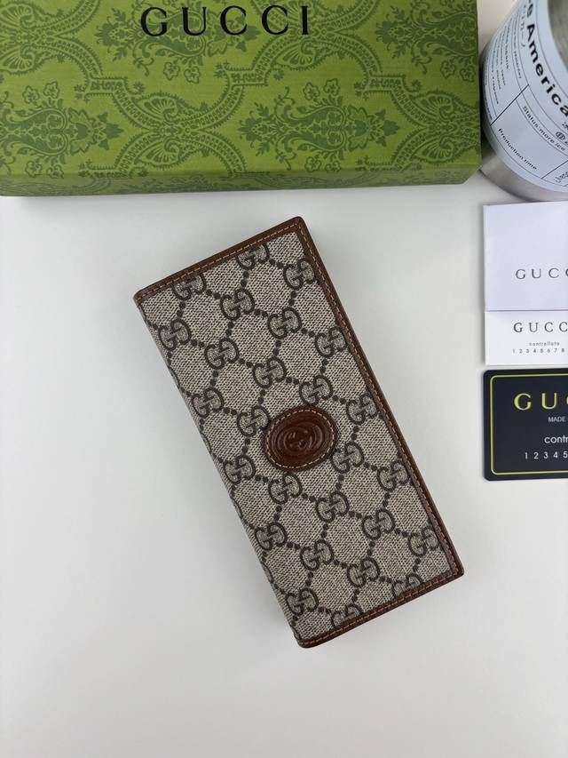 Guccl's sleek, elegant long wallet is crafted from brown Gg Supreme canvas, acce