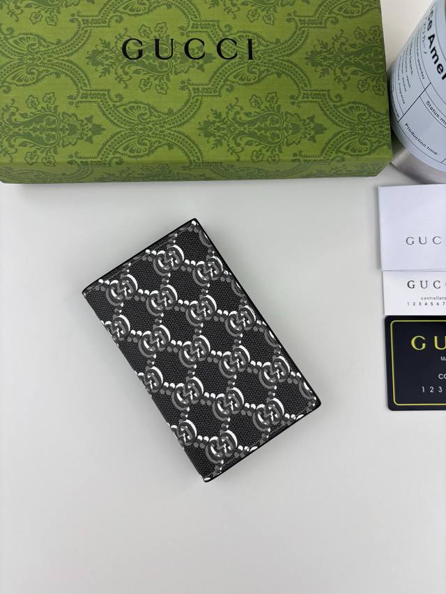 Guccl Shadow Vertical Card Holder Wallet! The classic Gg motif continues its mod