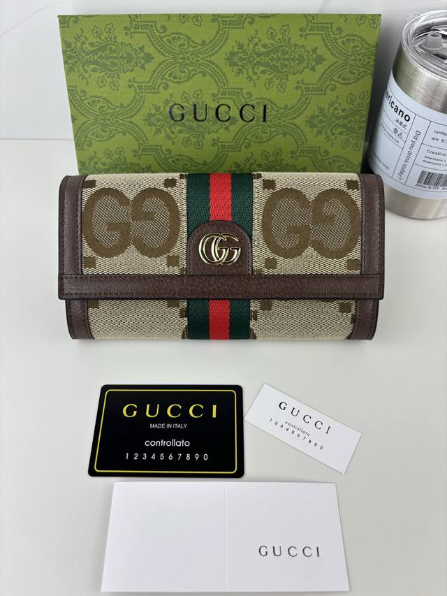 The Guccl Diana wallet incorporates the brand's recognizable elements, featuring