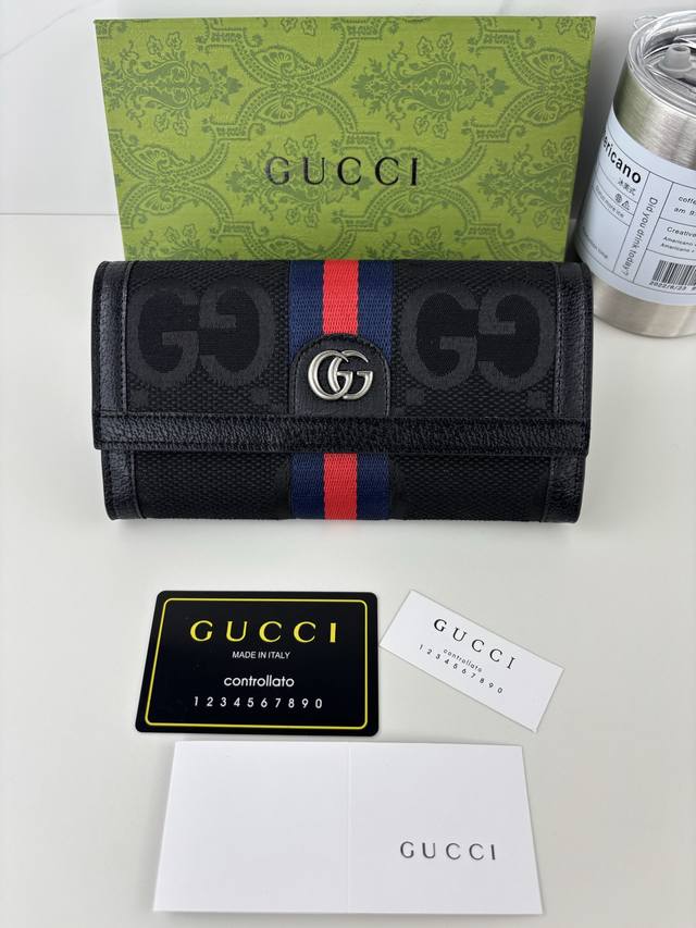 The Guccl Diana wallet incorporates the brand's recognizable elements, featuring