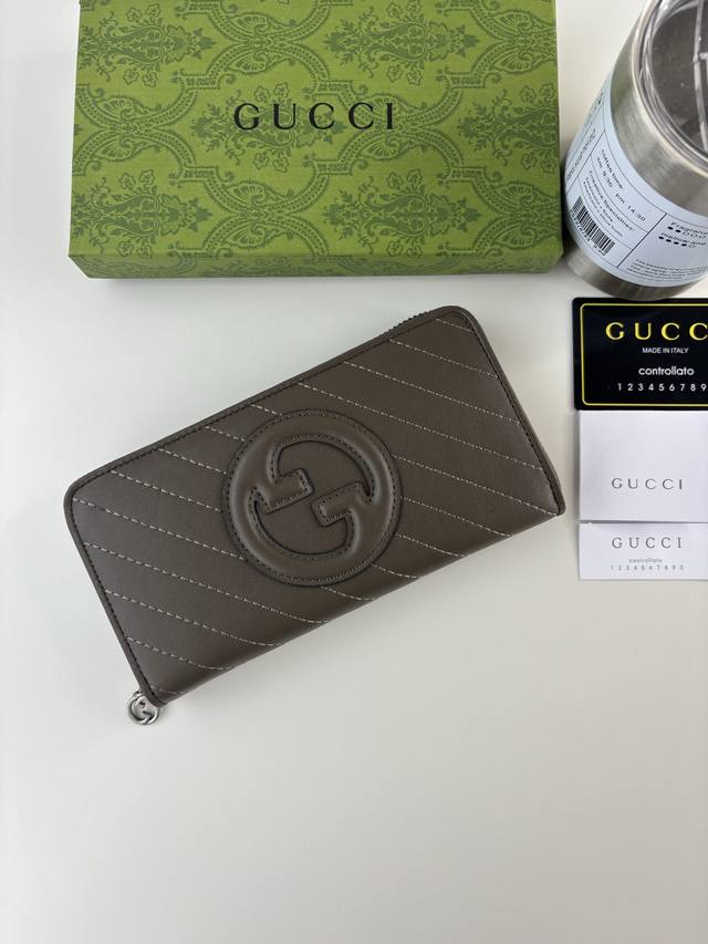 Gucci Blondie zip-around wallet. The Gucci Blondie collection features one of th