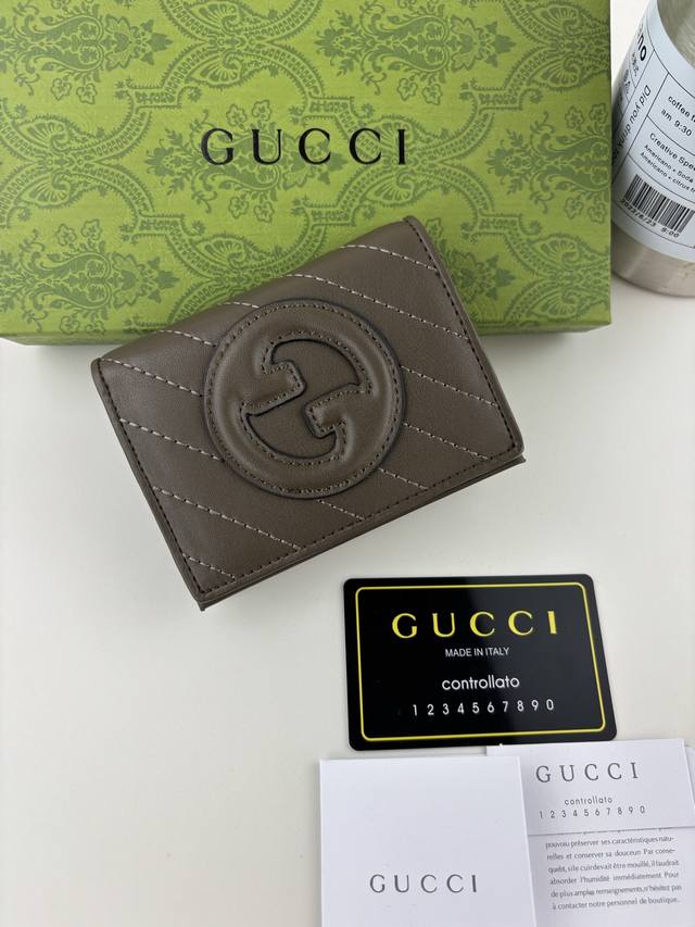 Guccl Blondie card holder. The Gucci Blondie collection features one of the bran