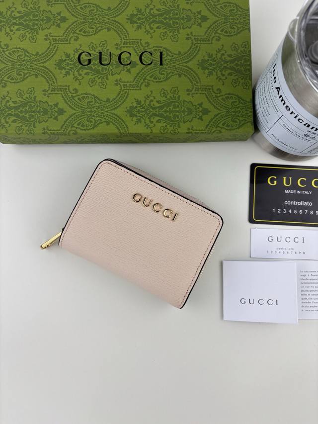 Guccl Chain wallet with script Gucci logo. The small leather accessories collect