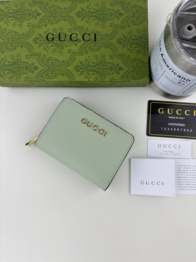 Guccl Chain wallet with handwritten Gucci logo. The small leather accessories co