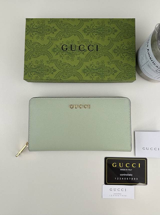 Guccl Long zip around wallet with handwritten Gucci logo. Exploring self-express