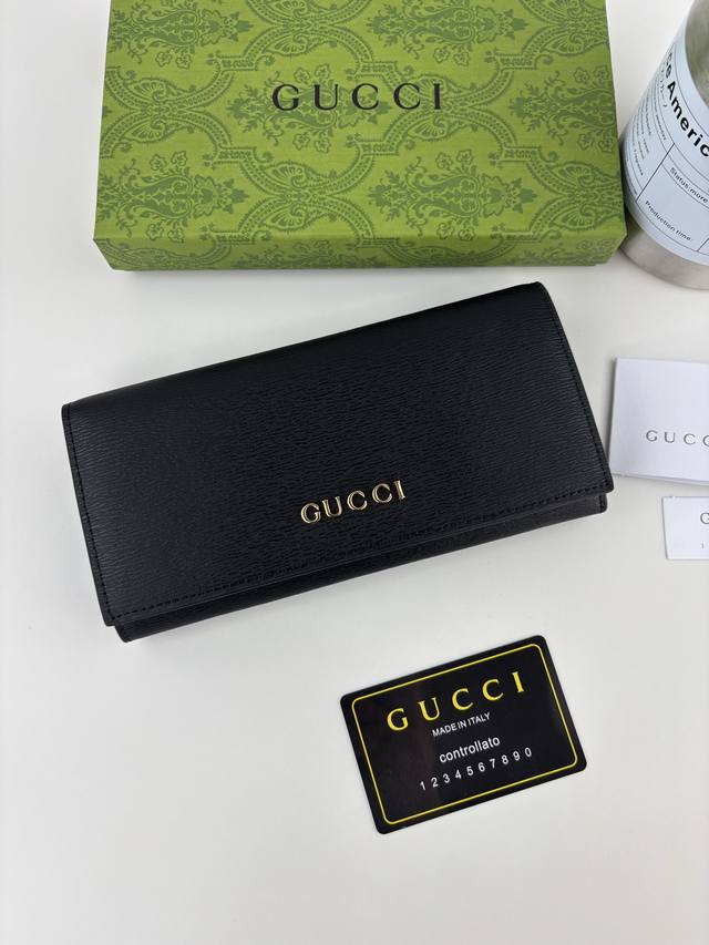 Guccl Long wallet with handwritten Gucci logo. Exploring self-expression with li