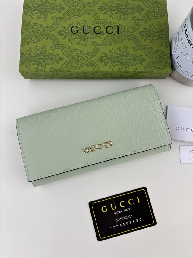 Guccl Long wallet with handwritten Gucci logo. Exploring self-expression with li