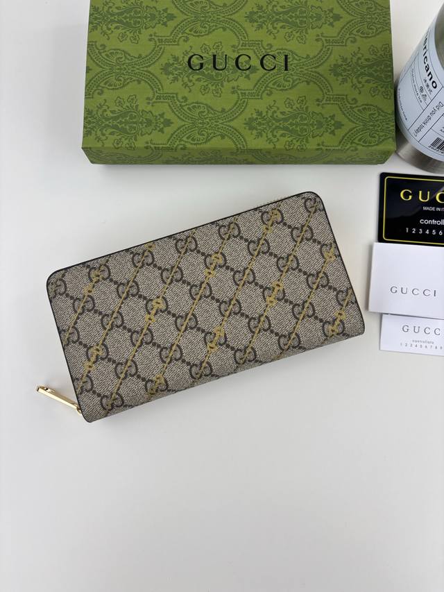 Guccl Horsebit Print Long Wallet. The iconic logo is interwoven with a unique si