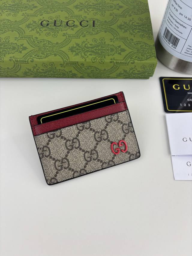 Guccl This card holder is crafted from beige and ebony Gg Supreme canvas, featur
