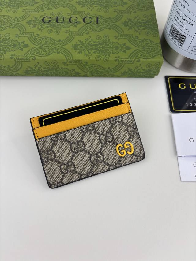 Guccl This card holder is crafted from beige and ebony Gg Supreme canvas, featur
