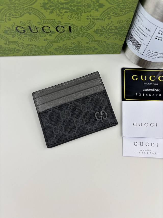 Guccl's latest collection features a cardholder with a contrasting two-tone desi