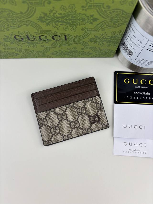 Guccl's latest collection features a cardholder with a contrasting two-tone desi