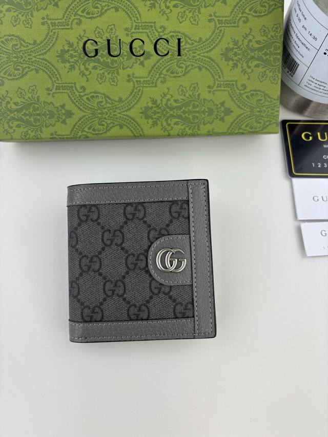 Guccl Ophidia card holder. The GG logo is an evolution of the Gucci diamond quil