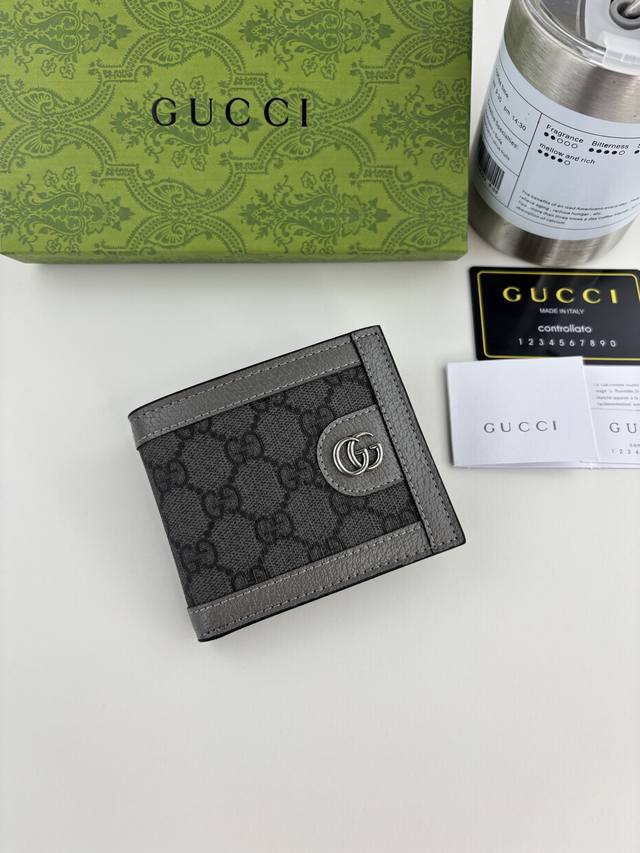 Guccl Ophidia card holder. The GG logo is an evolution of the Gucci diamond quil