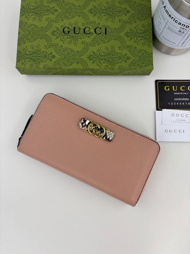 Guccl's latest wallet features an Interlocking G python bow. Crafted from genui