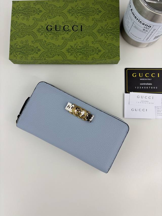 Guccl's latest wallet featuring an interlocking G python bow. Crafted from genu