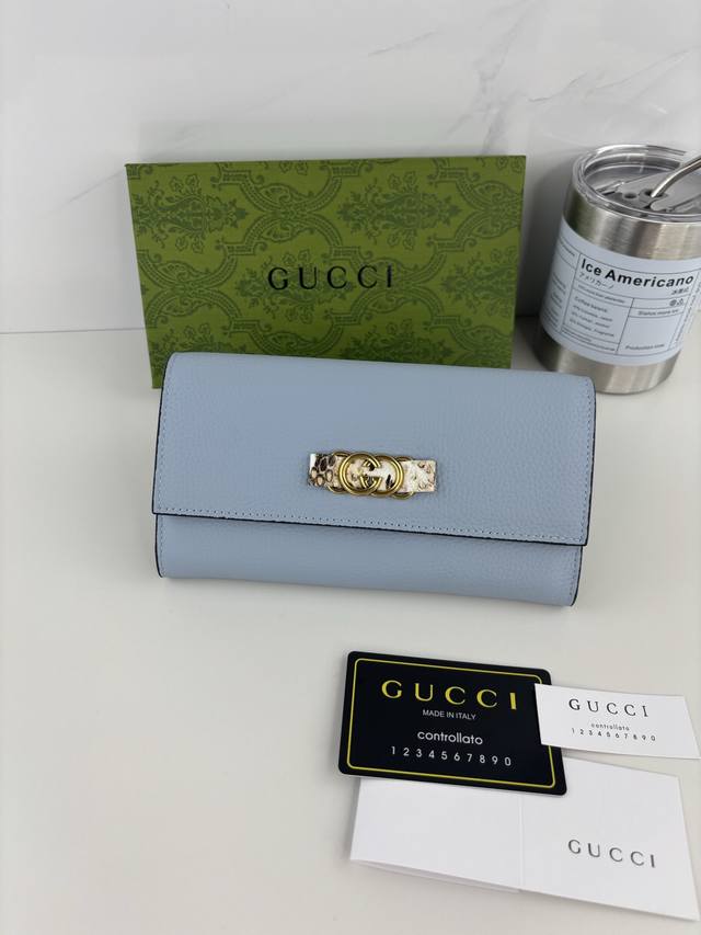 Guccl's latest wallet featuring an interlocking G python bow. Crafted from genu