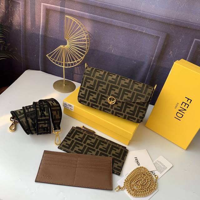 Model: F8Bs031 Fendi. Dimensions: 21.5 x 13 x 3 cm. Description: Mini bag with