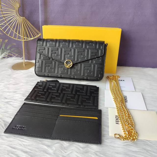 Model: F8Bs033 Fendi black embossed. Dimensions: 21.5 x 13 x 3 cm. Description: