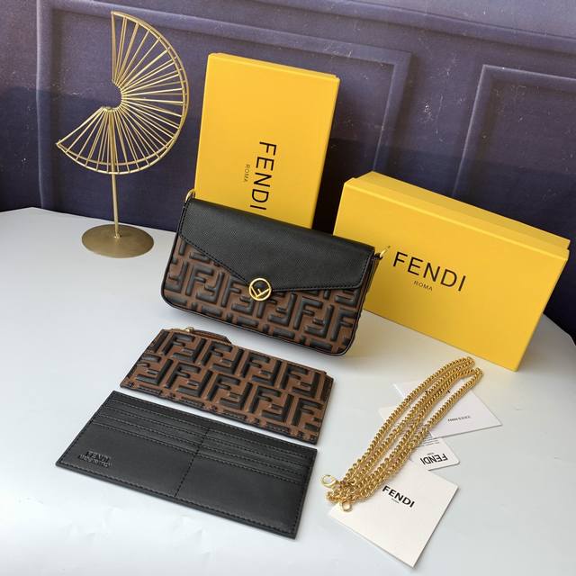 Model: F8Bs033 Fendi black. Dimensions: 21.5 x 13 x 3 cm. Description: Geometri
