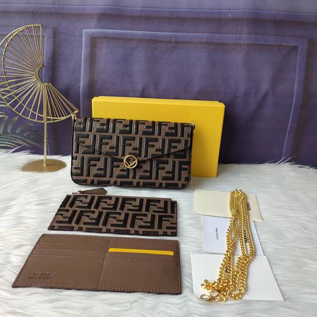 Model: F8Bs033 Fendi coffee color. Dimensions: 21.5 x 13 x 3 cm. Description: G