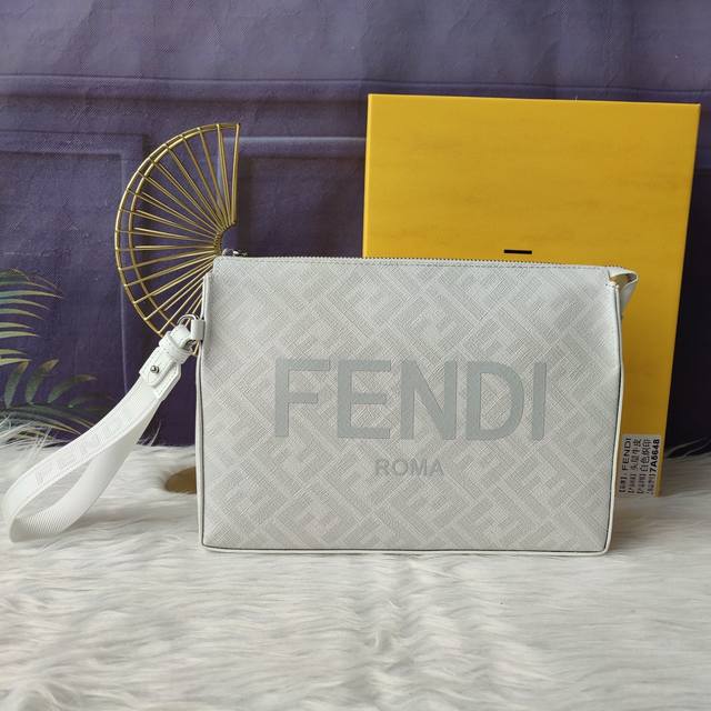 Style 7Va564 White silk-screen clutch with internal compartments, zipper closur