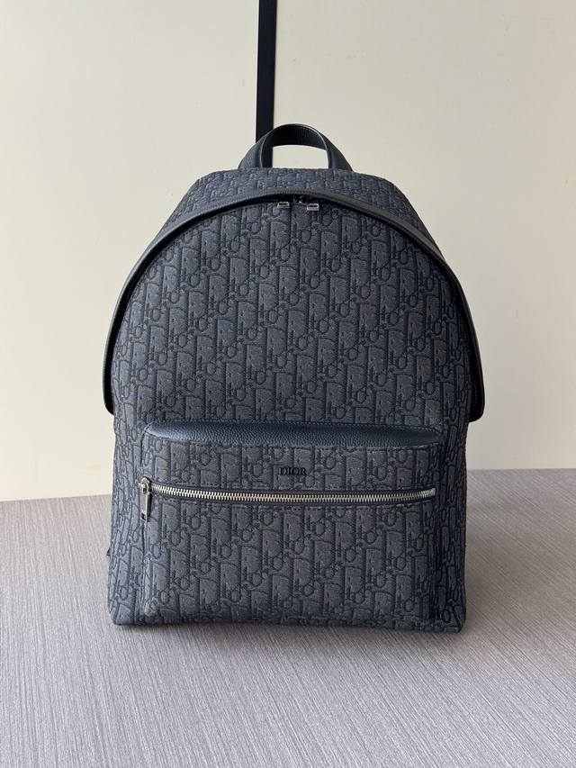 The latest hot-selling model of the top counter, the Dior Black Flower Backpack,