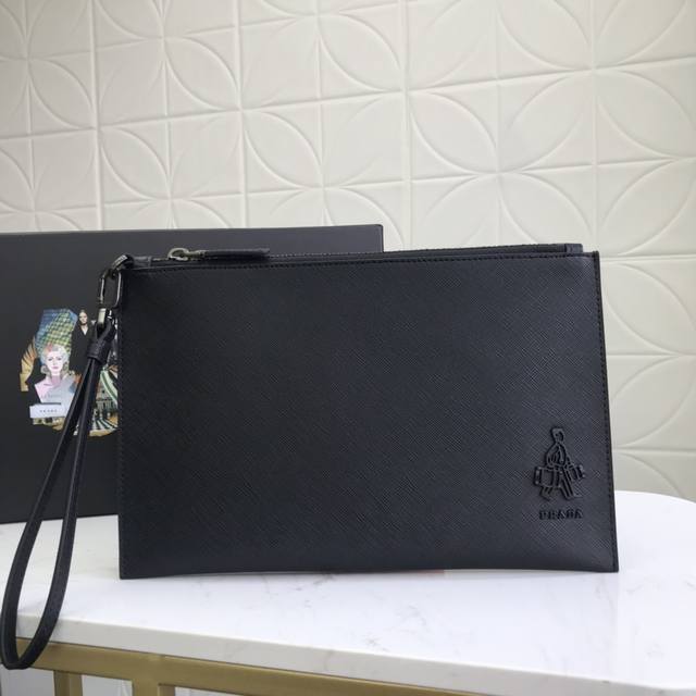 Prada classic hot-selling men's handbags, the latest styles from the official w