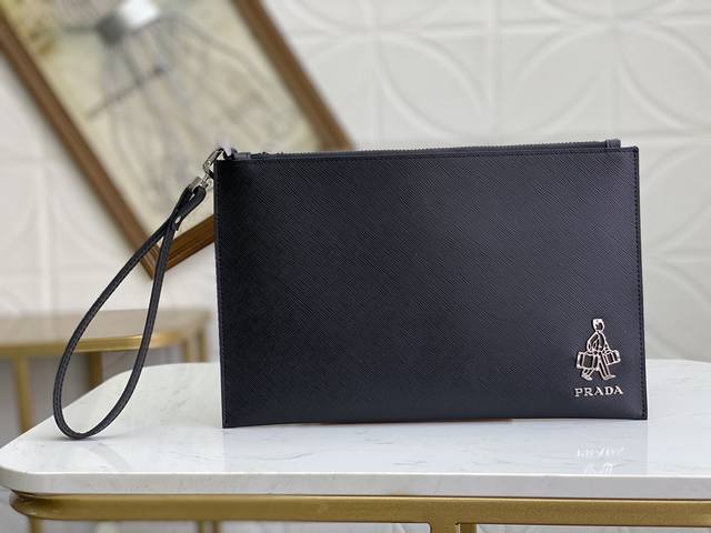 Prada classic hot-selling men's handbags, the latest styles from the official w