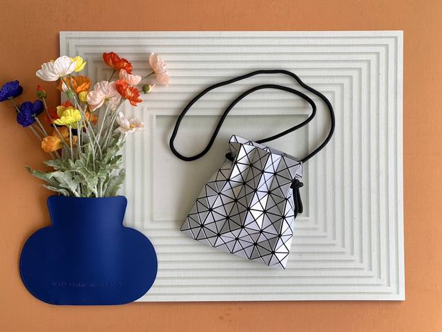 Original single running volume Issey Miyake Size: 23.5cm*23.5cm Issey Miyake's s
