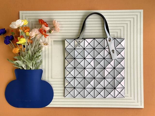 Original single-order quantity Issey Miyake Bao Bao Size: 34cm*34cm 6*6 Issey Mi