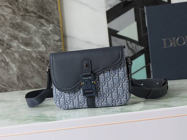 This saddle messenger bag is exquisite and stylish. Crafted from materials such