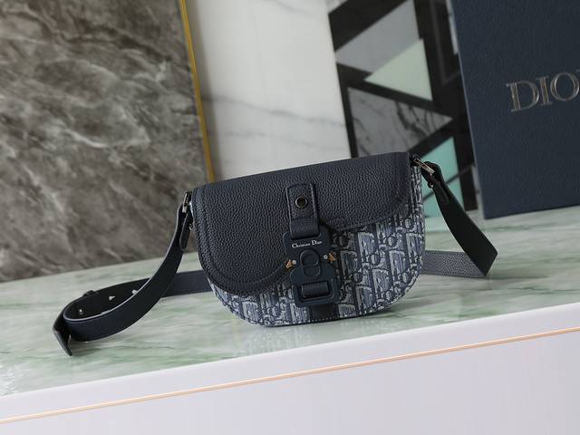 This Saddle messenger bag features a sleek design and a flap, elevating the Sadd