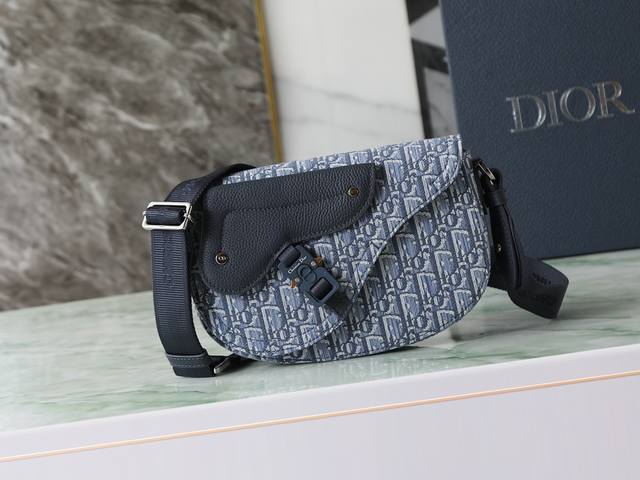 This saddle messenger bag is exquisite and stylish. It is carefully crafted from