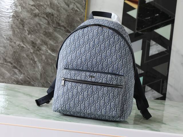 This Rider backpack has a simple silhouette, and the classic preppy style is ful